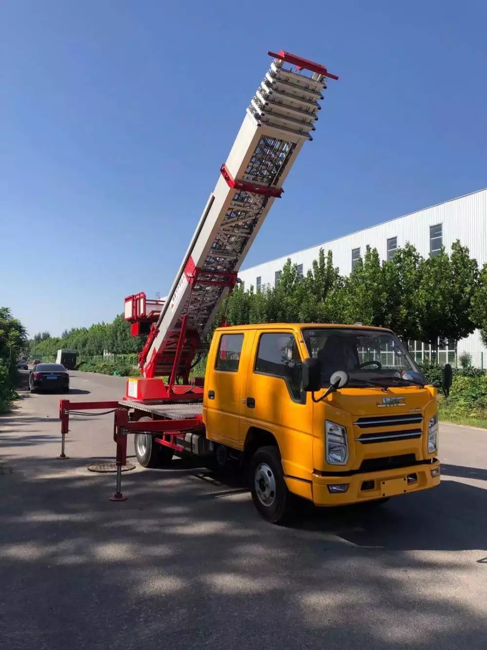 共青城附近的云梯车出租服务：轻松解决高空作业需求